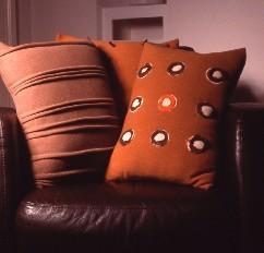 歐陸風情褐色靠墊 為您的居家空間注入溫馨與格調